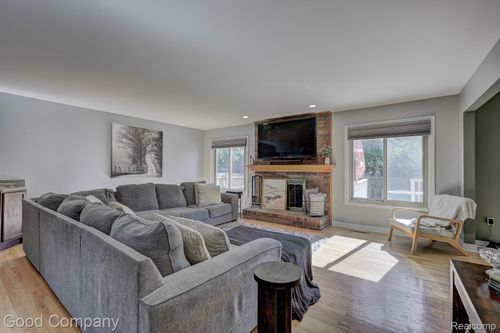 33424 Sunrise Dr, Fraser, MI, 48026-5028 | Card Image