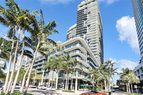 l205-121 Ne 34th St, Miami, FL, 33137-3852 | Card Image