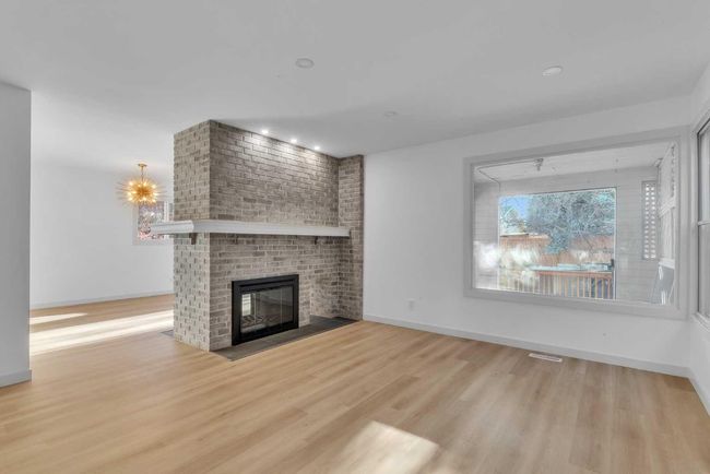 116 Strathcona Close Sw, House other with 4 bedrooms, 4 bathrooms and 4 parking in Calgary AB | Image 9