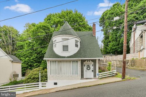 18 S Jackson St, POTTSVILLE, PA, 17901-3652 | Card Image