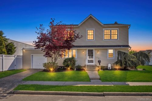 33 Albert St, Hicksville, NY, 11801-5160 | Card Image