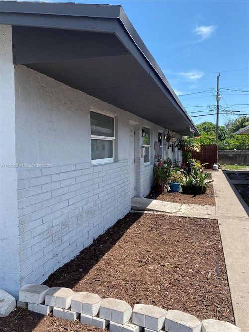 3016 Nw 2nd St, Pompano Beach, FL, 33069-2782 | Card Image