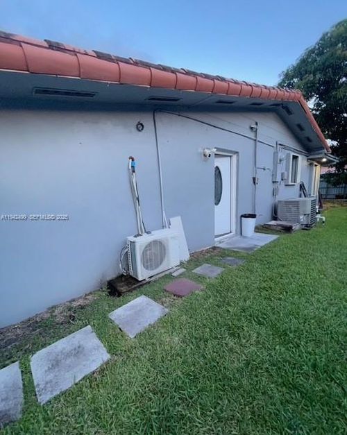 1090 W 60th St, Hialeah, FL, 33012 | Card Image