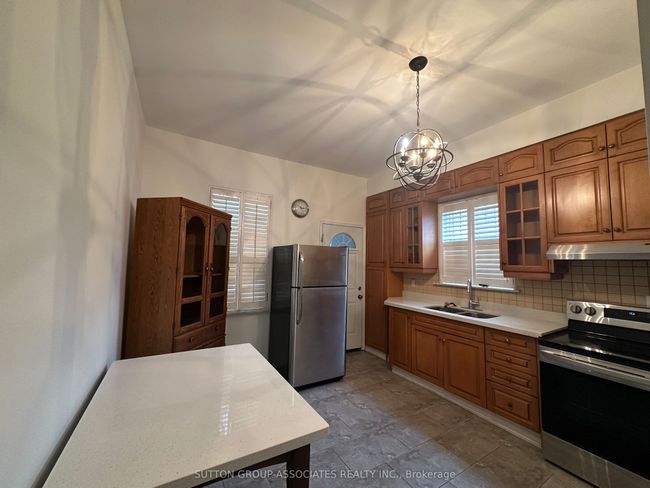 195 Montrose Ave, House attached with 3 bedrooms, 2 bathrooms and null parking in Toronto ON | Image 4