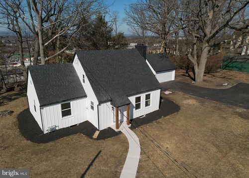 8050 Chambers Hill Rd, HARRISBURG, PA, 17111-5427 | Card Image