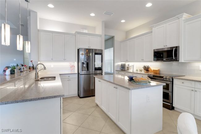 11692 Stonecreek Cir, House other with 3 bedrooms, 3 bathrooms and null parking in FORT MYERS FL | Image 5