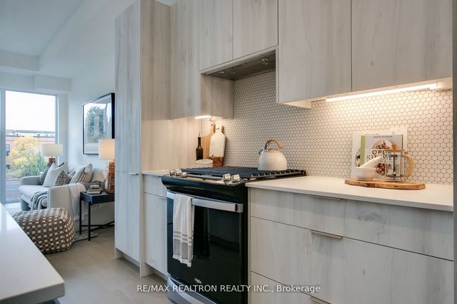 404 - 495 Logan Ave, Condo with 2 bedrooms, 2 bathrooms and 1 parking in Toronto ON | Image 6