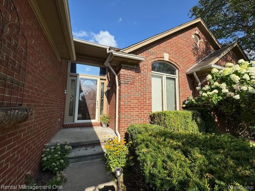 49472 Helmsley Dr, Macomb, MI, 48044-1760 | Card Image