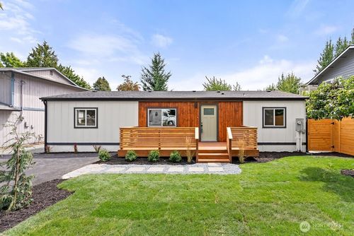 1013 Sw 124th St, Seattle, WA, 98146-2746 | Card Image