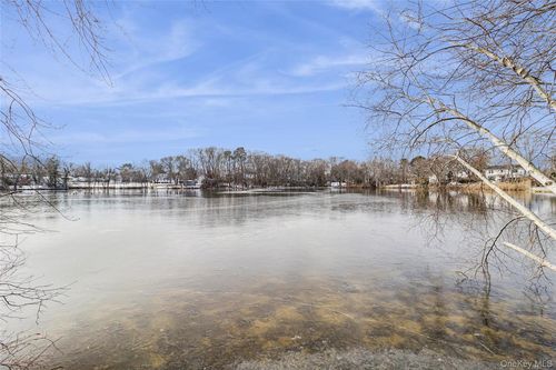 911 Ostrander Ave, Riverhead, NY, 11901-2617 | Card Image