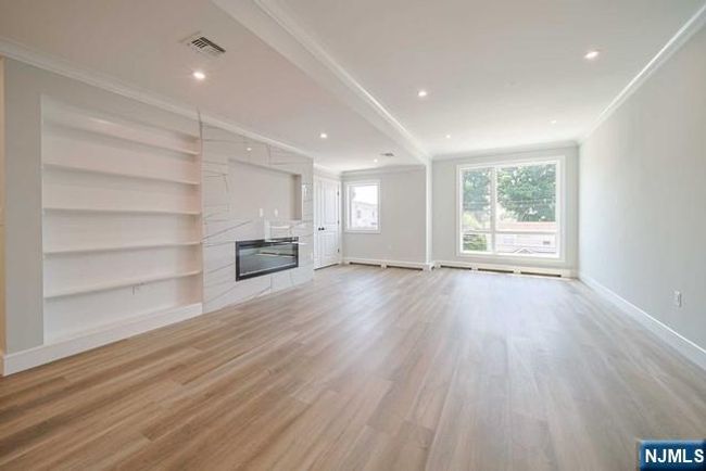 39 Henry Ave, Home with 3 bedrooms, 4 bathrooms and null parking in Palisades Park NJ | Image 5