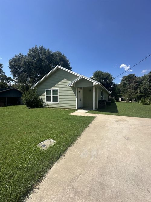 907 Petty St, Brenham, TX, 77833-4397 | Card Image