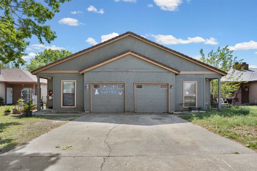 911 Crockett St, Lockhart, TX, 78644-3378 | Card Image