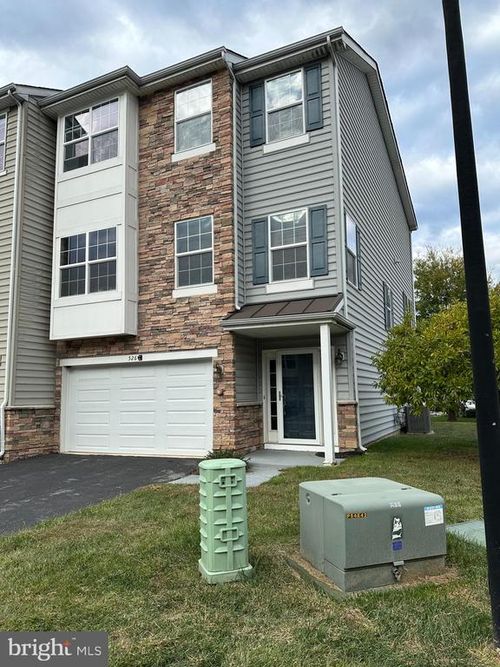 526 S Twin Lakes Blvd, Newark, DE, 19711-1825 | Card Image