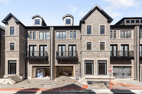 9-260 Eagle St, Newmarket, ON, L3Y0G6 | Card Image