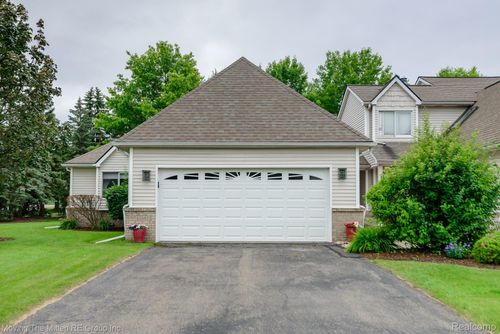 61001 Evergreen Ct, South Lyon, MI, 48178-1735 | Card Image