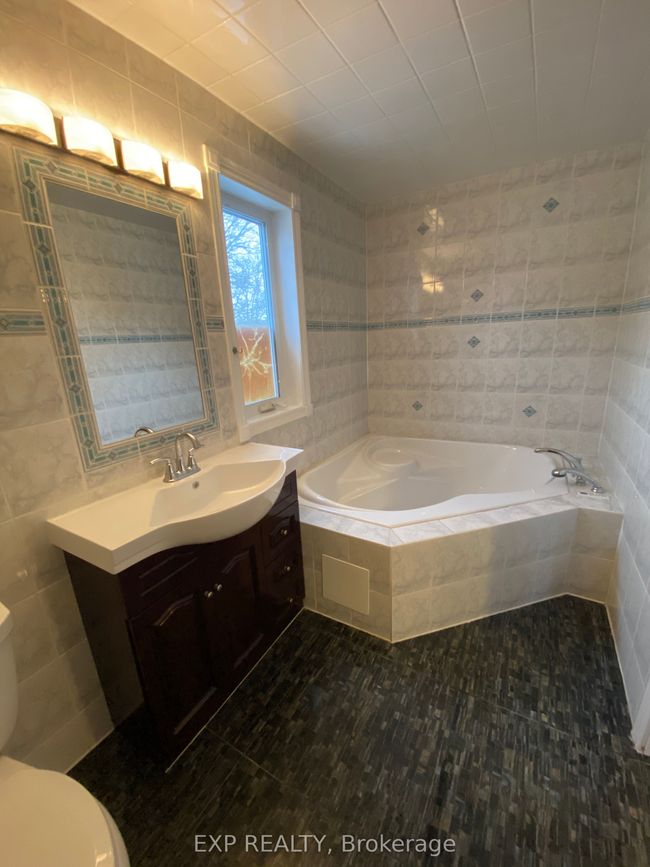 612 Romaine St, House other with 10 bedrooms, 5 bathrooms and 4 parking in Peterborough ON | Image 17