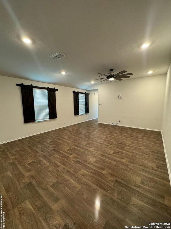345 Middle Green Loop, House other with 3 bedrooms, 2 bathrooms and null parking in Floresville TX | Image 12