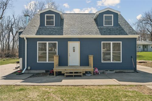 129 Northwood Dr, Hiawatha, IA, 52233-1407 | Card Image