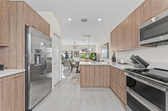 4690 Nw 84 Th Ave, Townhouse with 3 bedrooms, 5 bathrooms and null parking in Doral FL | Image 13
