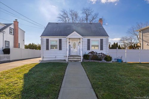 130 Cleveland Avenue, Oyster Bay, NY, 11758 | Card Image