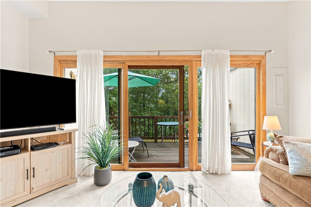 Residential in Rosslyn Farms 5