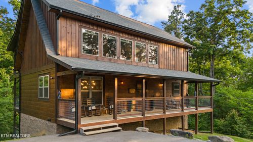 834 Pine Top Ln, Gatlinburg, TN, 37738-6348 | Card Image