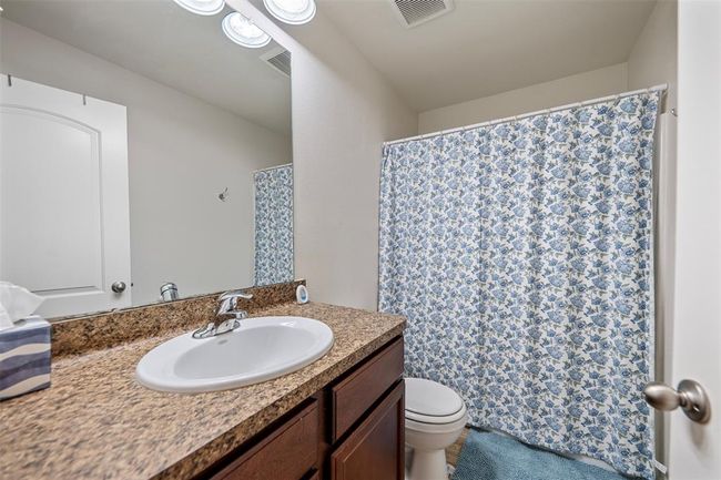 Guest bathroom in between both bedrooms | Image 20