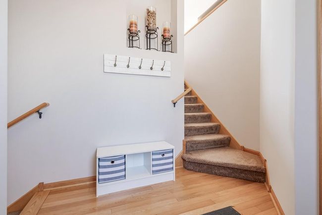 Spacious foyer | Image 24