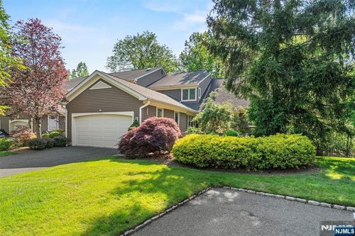 250 Westervelt Ln, Mahwah, NJ, 07430-3229 | Card Image
