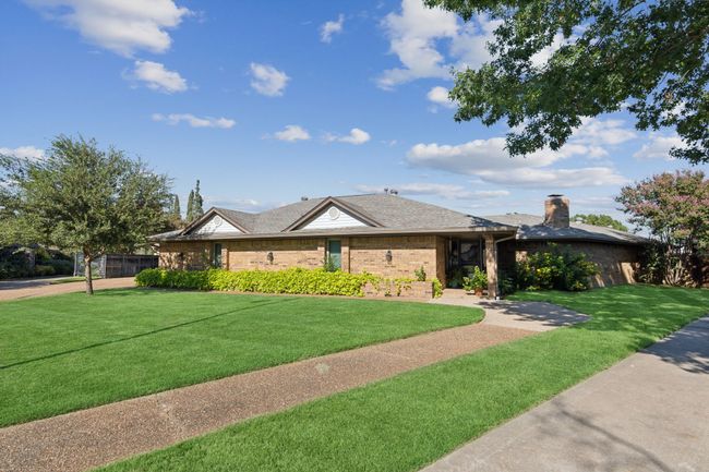 Massive Front Yard with Multiple Access Points | Image 5