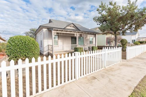 533 S Kaweah Ave, Exeter, CA, 93221-1829 | Card Image