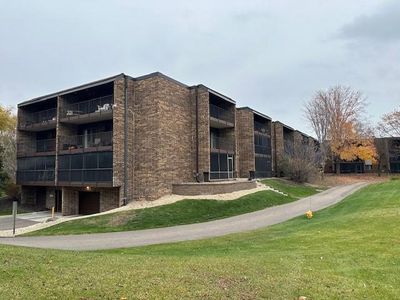 121 - 35 Nathan Lane N, Condo with 2 bedrooms, 1 bathrooms and null parking in Plymouth MN | Image 1