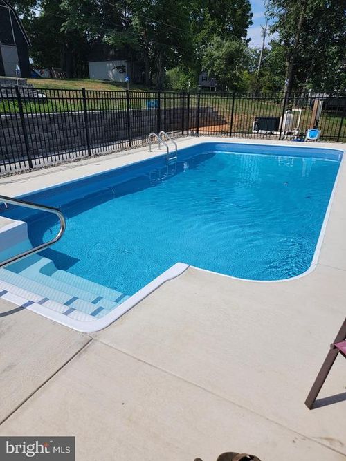 83 Dove Hill Dr, Ranson, WV, 25438-5525 | Card Image