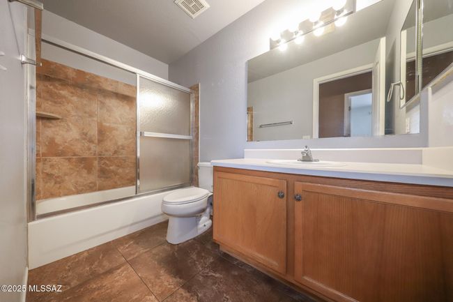 Hallway bathroom | Image 20