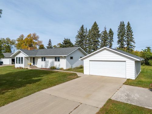 214 Golf Ter, Crookston, MN, 56716-1104 | Card Image