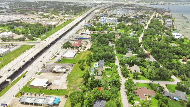 Ideally situated just minutes from the vibrant Kemah Boardwalk. | Image 32