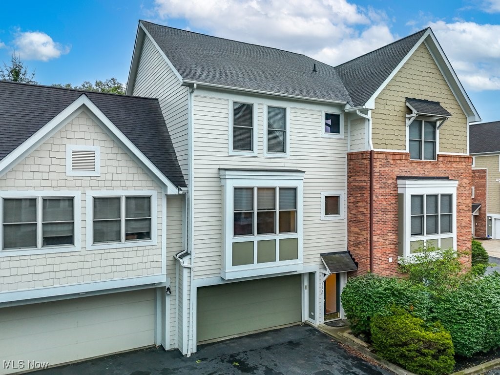 Huntington Ln, Cleveland Heights, OH 44118