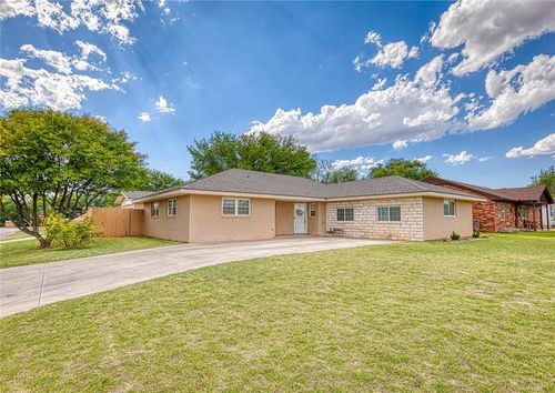 105 Sunset Street, Elk City, OK, 73644 | Card Image