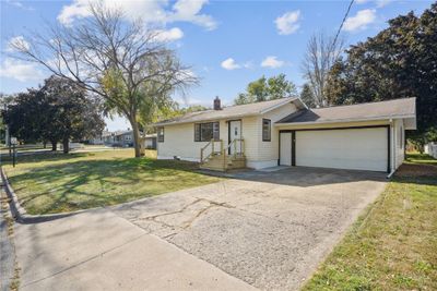 105 N 9th Avenue, House other with 3 bedrooms, 1 bathrooms and null parking in Vinton IA | Image 2