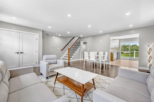 3 Sylvan Pl, New Rochelle, NY, 10801-2030 | Card Image