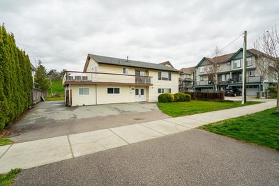 1247 Ewen Ave, House other with 7 bedrooms, 3 bathrooms and 8 parking in New Westminster BC | Image 3