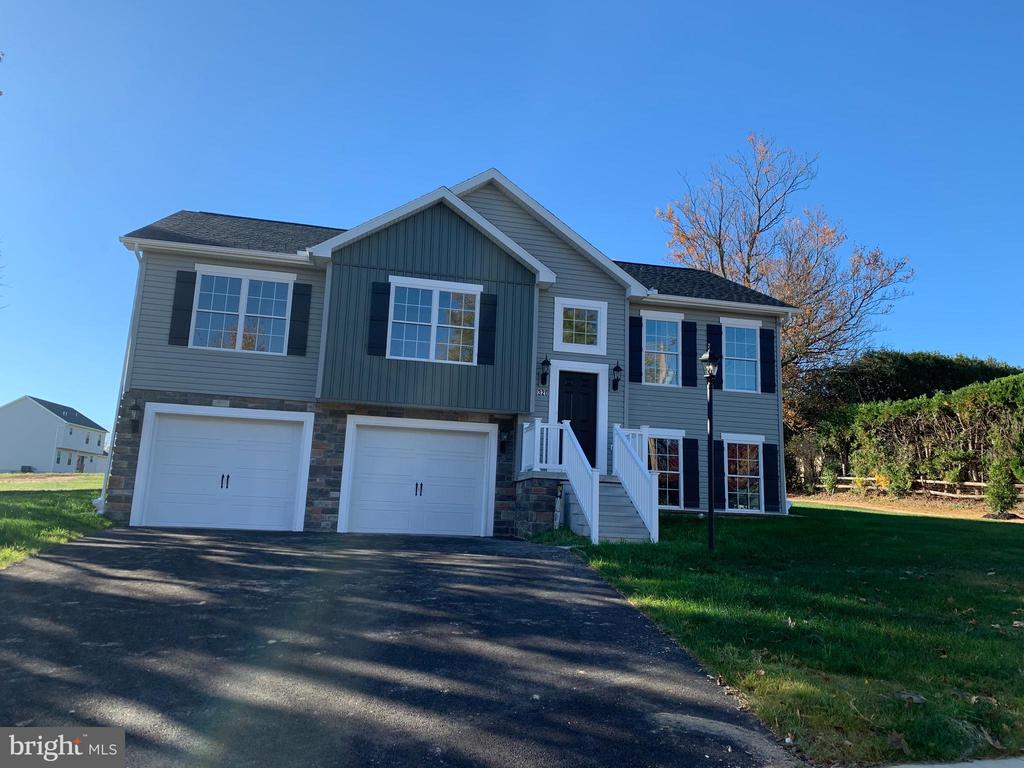 Clover Ln, Hanover, PA 17331