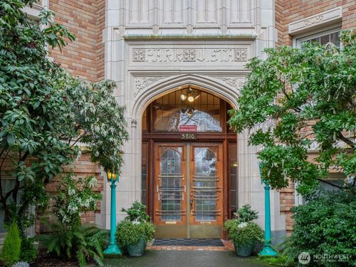 305-5810 Cowen Pl Ne, Seattle, WA, 98105-2528 | Card Image