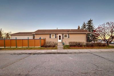 231 Shawglen Rd Sw, House other with 4 bedrooms, 2 bathrooms and 10 parking in Calgary AB | Image 2