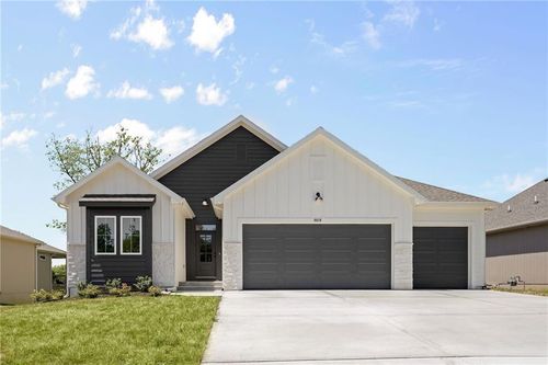 31501 W 86th Ct, De Soto, KS, 66018-8510 | Card Image