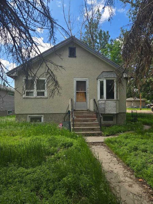 377 2 St Nw, Medicine Hat, AB, T1A6J7 | Card Image
