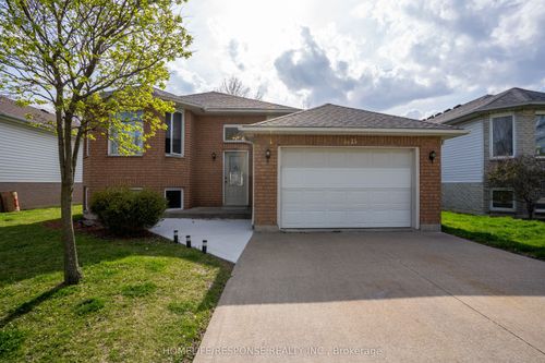 3825 Maguire St, Windsor, ON, N9E4T2 | Card Image