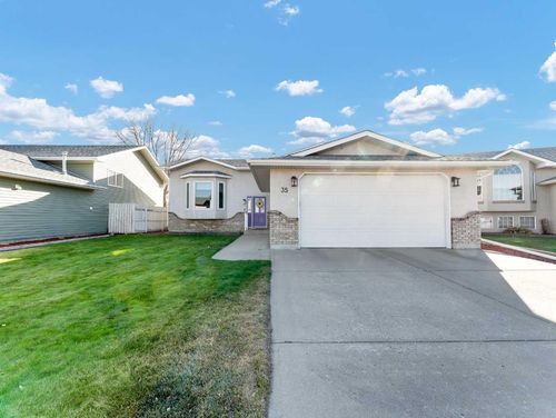35 Heritage Crt Ne, Medicine Hat, AB, T1C1X7 | Card Image