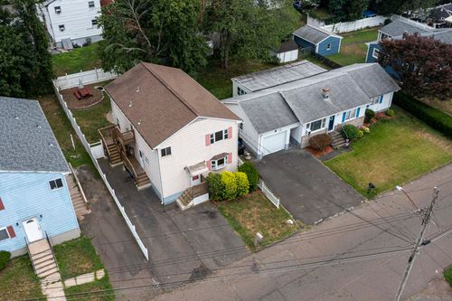 42 Canton St, West Haven, CT, 06516-1711 | Card Image